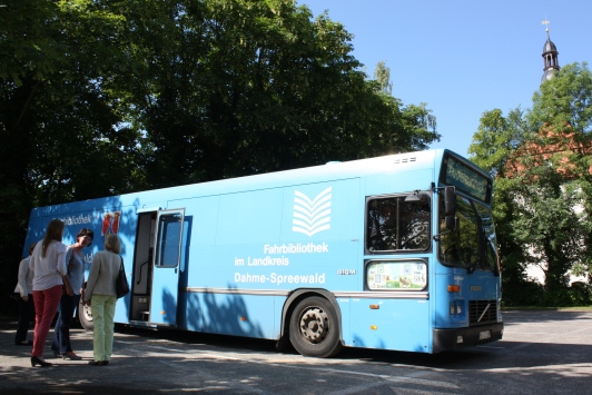 Der blaue Bus der alten Fahrbibliothek.