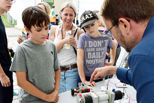 Besucherinnen und Besucher jeden Alters erwartet bei der „Innovationsmeile 2024“ am Samstag, den 29. Juni in Wildau eine spannende Entdeckungsreise durch die Welt der Wissenschaft und Technik.