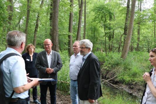 v.l.n.r. Sachgebietsleiter der Unteren Wasserbehörde des Landkreises, Helge Albert; Dahme-Spreewalds Beigeordnete und Dezernentin für Verkehr, Bauwesen und Umwelt, Heike Zettwitz; Landrat des Landkreises Dahme-Spreewald Stephan Loge; Abteilungsleiter Naturschutz des Ministeriums für Landwirtschaft, Umwelt und Klimaschutz des Landes Brandenburg, Dr. Frank Reichel; Minister für Landwirtschaft, Umwelt und Klimaschutz des Landes Brandenburg, Axel Vogel 