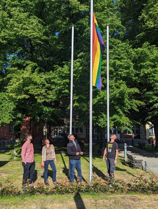 Bürgermeister Frank Nerlich hisst die Regenbogenflagge