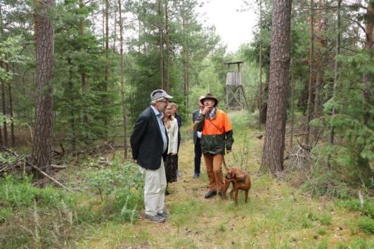 Minister für Landwirtschaft, Umwelt und Klimaschutz des Landes Brandenburg, Axel Vogel im Gespräch mit Dr. Franz Straubinger Geschäftsführer der Hatzfeld-Wildenburg'schen Verwaltung