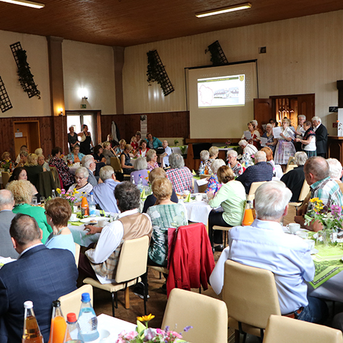 Zu sehen ist die Eröffnung der Festveranstaltung durch den Seniorenbeirat der Gemeinde Märkische Heide.