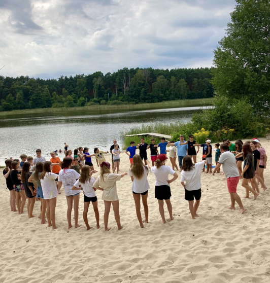 Zu sehen sind die TeilnehmerInnen beim Integrationsspiel während der XXI. Internationalen Jugendbegegnung im KIEZ Frauensee.