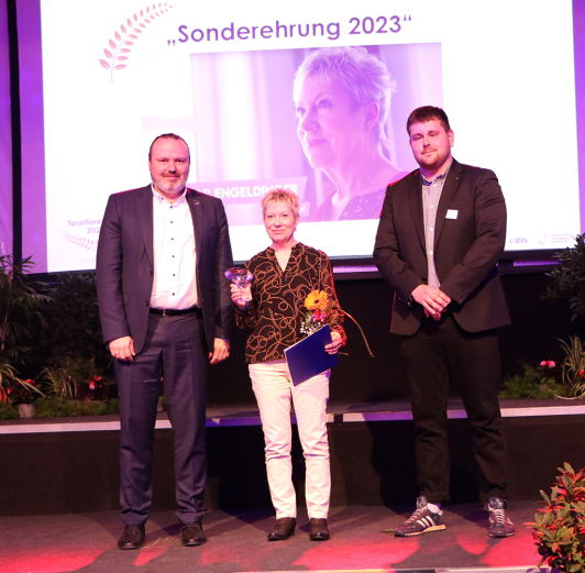 Zu sehen sind die Geehrten in den verschiedenen Kategorien der Sportlerehrung 2023 des Landkreises Dahme-Spreewald.