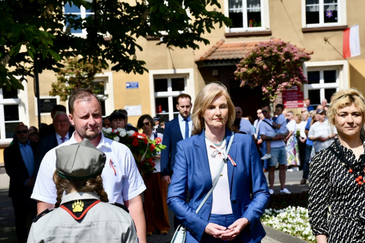 Zu sehen ist Susanne Rieckhof (Mitte), 1. Beigeordnete im LDS, bei der Kranzniederlegung zum Verfassungstag in Wolsztyn 2024.