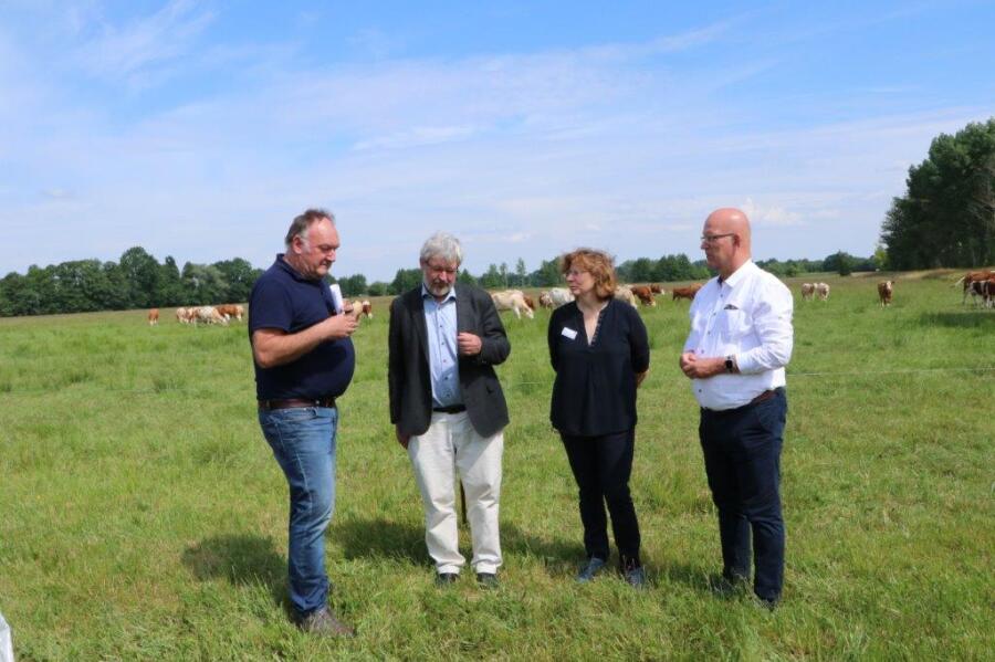 Geschäftsführer der MURI GmbH Jürgen Piesker; Axel Vogel, Minister für Landwirtschaft, Umwelt und Klimaschutz des Landes Brandenburg, Dahme-Spreewalds Beigeordnete und Dezernentin für Verkehr, Bauwesen und Umwelt, Heike Zettwitz, Landrat des Landkreises Dahme-Spreewald Stephan Loge