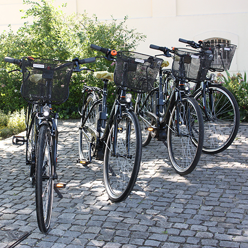 Zu sehen sind vier hochwertige E-Bikes, welche nach Abschluss des Tarifvertrags „Fahrradleasing“ in Betrieb gehen.