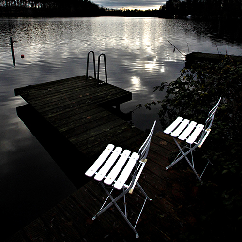 Foto von Frank Müller weiße Stühle am See